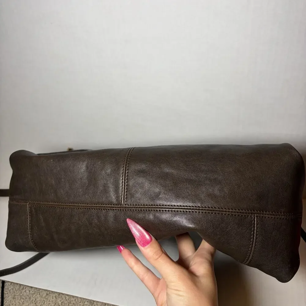 Fabrique Aura Slouchy Medium Hobo Bag in Vegetable-Tanned Leather